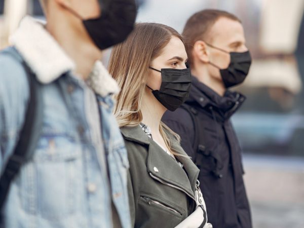 Máscara descartável preta: moda ou proteção?