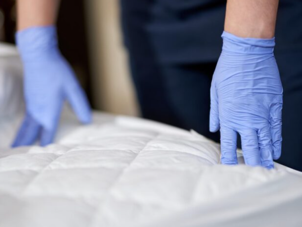 Por que o protetor de colchão descartável é essencial para o cuidado de pessoas acamadas?