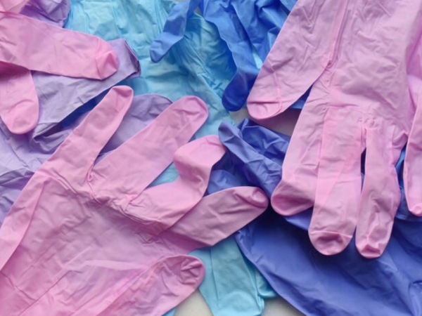 Luvas descartáveis: Qual a diferença entre a luva de vinil e a luva de látex?