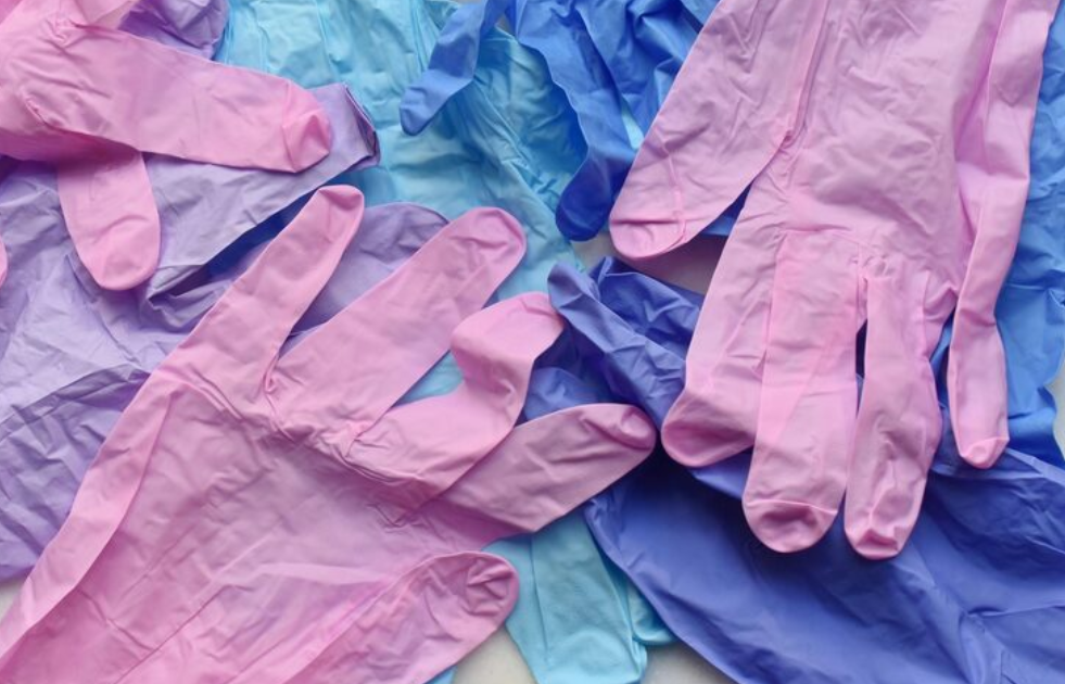 Luvas descartáveis: Qual a diferença entre a luva de vinil e a luva de látex?